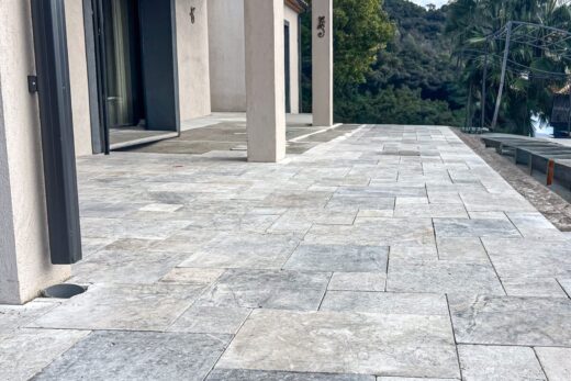 Terrasse extérieure en travertin gris pour villa contemporaine à Èze