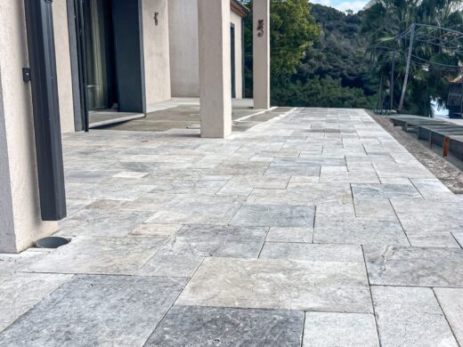 Terrasse extérieure en travertin gris pour villa contemporaine à Èze
