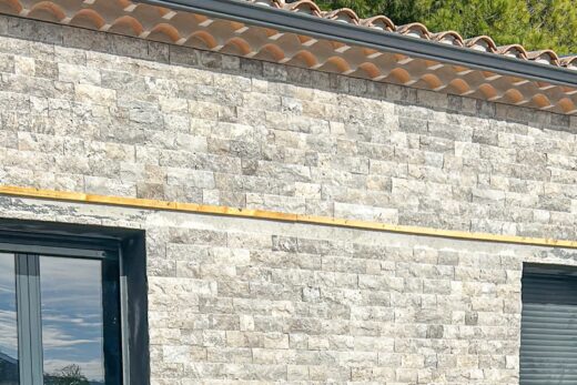 Parement mural en pierre naturelle sur façade de villa à Èze