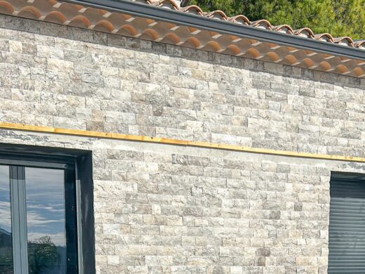 Parement mural en pierre naturelle sur façade de villa à Èze